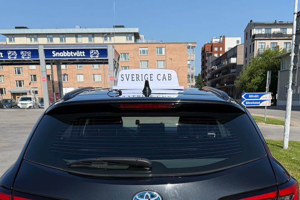 Sverige Cabs skylt på en taxibil